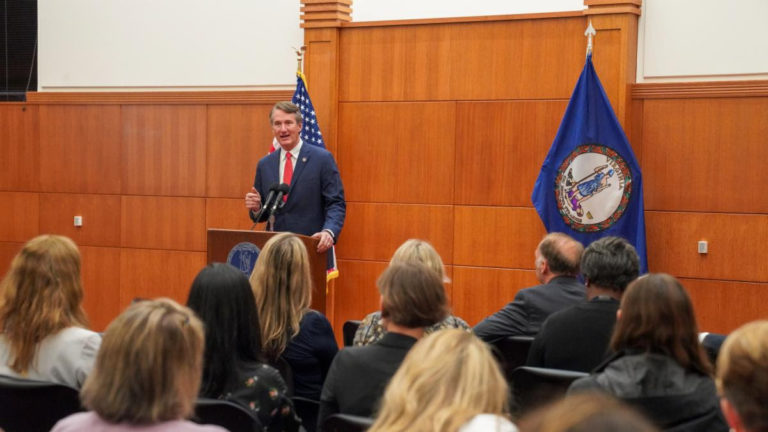 El gobernador de Virginia crea Oficina del Defensor del Pueblo para Niños