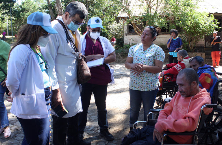Médicos solidarios con los pobres en El Salvador