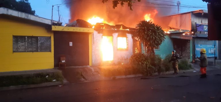 Tres mujeres y un perro mueren al incendiarse su vivienda en Santa Tecla