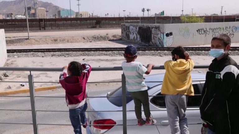 Un juez federal impide que Biden levante la política de Trump que permite expulsar a los solicitantes de asilo que llegan a la frontera con México