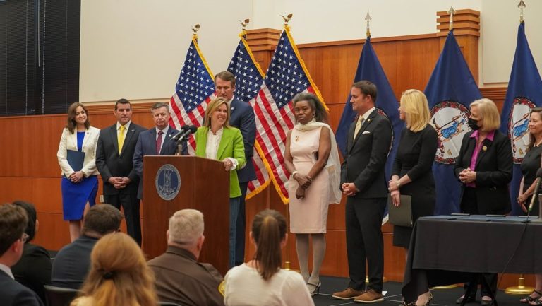 Gobernador de Virginia firma ley para combatir la trata de personas