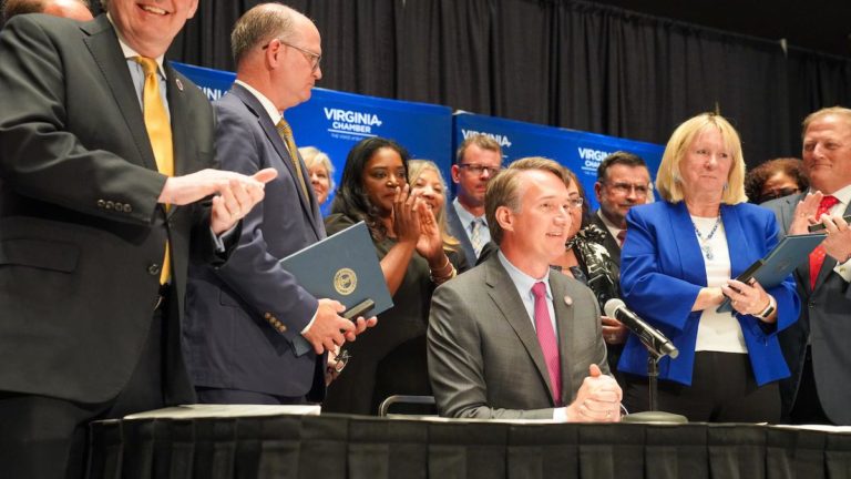 El gobernador Glenn Youngkin firma reforma de VEC y la legislación de licencia familiar privada