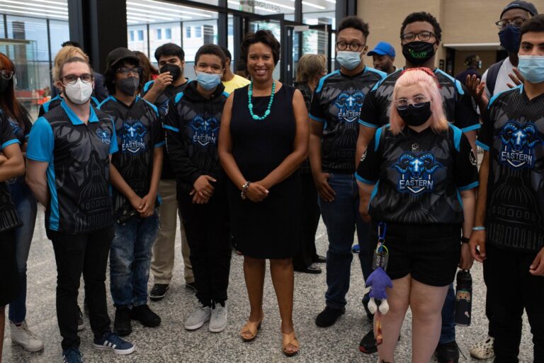 Alcaldesa de Washington lanza programa da ayuda a residentes