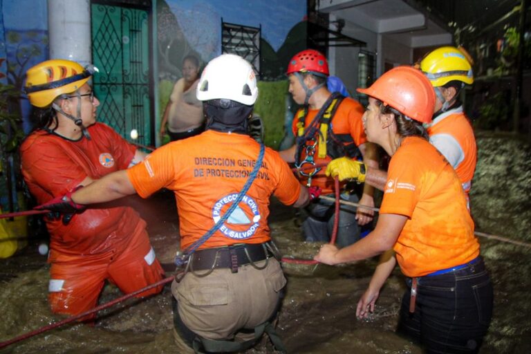 Evacúan a familias de zonas vulnerables de San Salvador