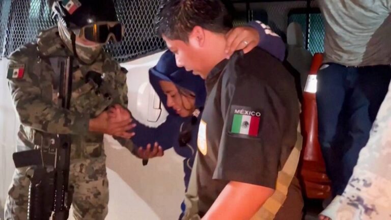 Migrantes centroamericanos escapan por poco de morir asfixiados tras quedar abandonados en el remolque de un camión en México