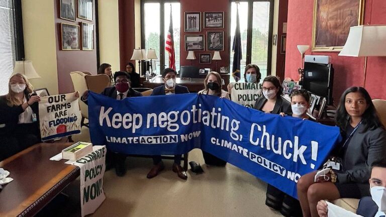 Arrestan a personal del Congreso por realizar protesta contra el cambio climático en la oficina del senador Chuck Schumer