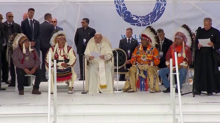 El papa pide disculpas por los “malvados” abusos ejercidos por la Iglesia Católica contra los pueblos indígenas de Canadá