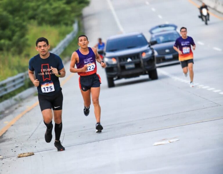 Ministro de Defensa gana competencia El Salvador Surf City Half Marathon