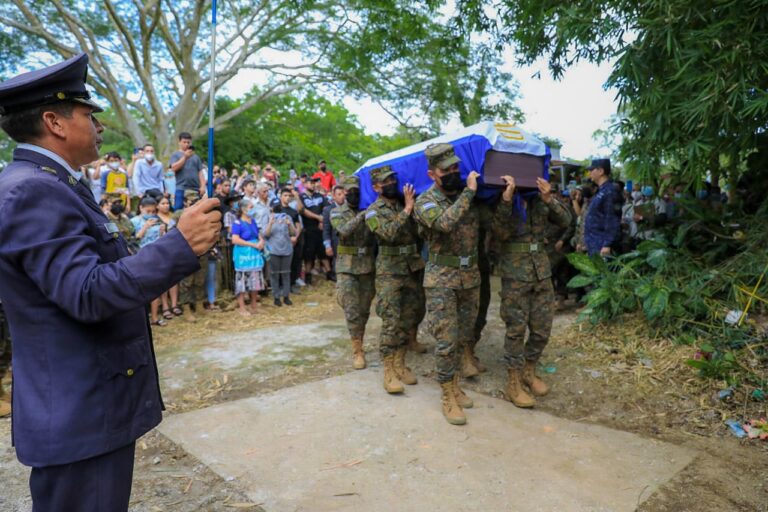 VIDEO / Despiden con honores a soldado que murió emboscado por pandilleros