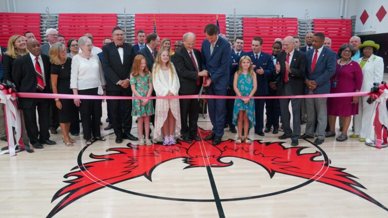 El gobernador Glenn Youngkin firma legislación que invierte en instalaciones escolares en Virginia