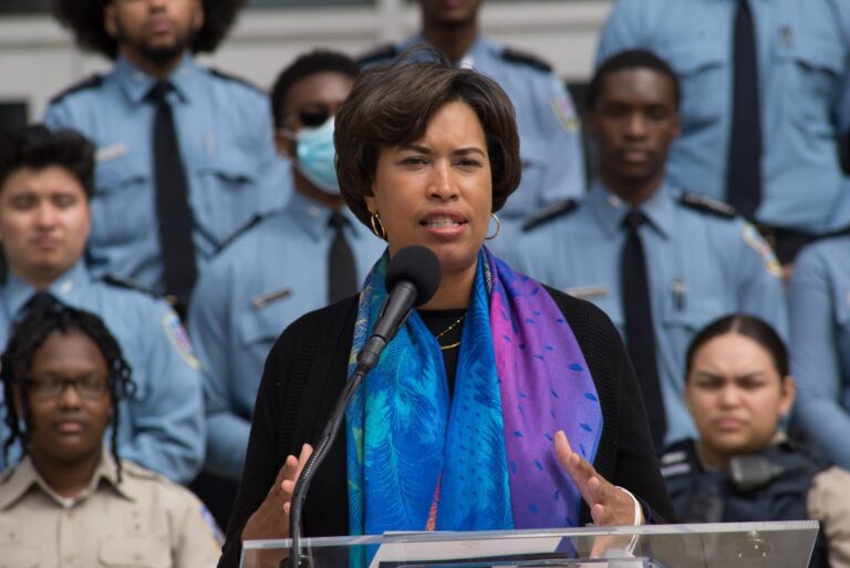 Alcaldesa de Washington insta a los residentes de DC a aprovechar los programas para comprar una casa