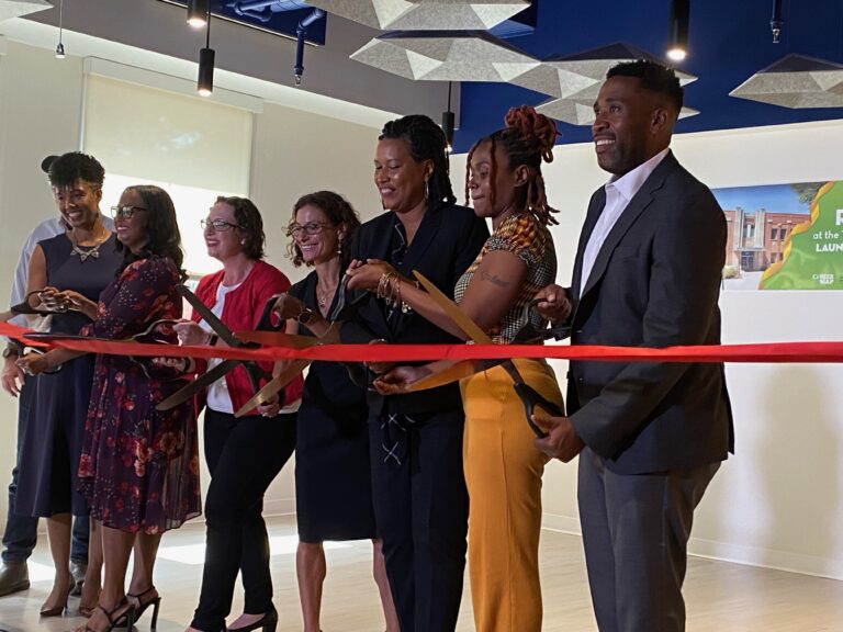 Alcaldesa de Washington lanza programa para beneficiar a familias sin vivienda