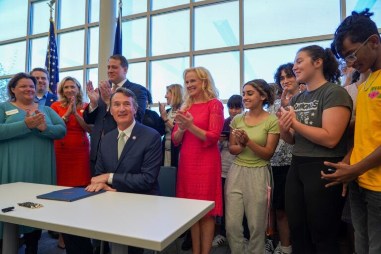 Medidas para abordar escases de maestros en Virginia