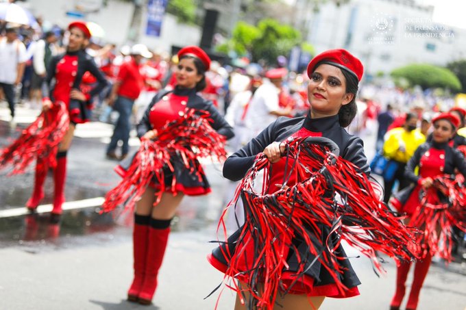 Salvadoreños celebran una verdadera Independencia con histórico desfile