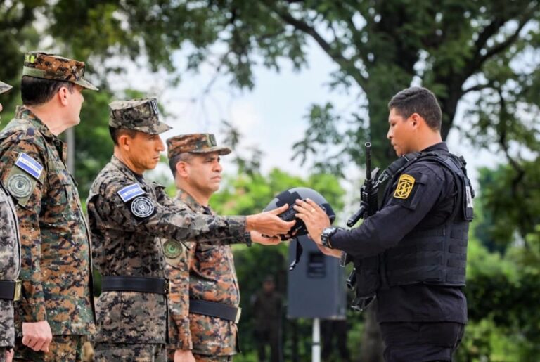 Soldados reciben chalecos y cascos antibalas para protegerse de ataques terroristas