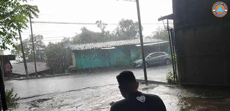 Por intensas lluvias se emite alerta roja en nueve municipios de El Salvador