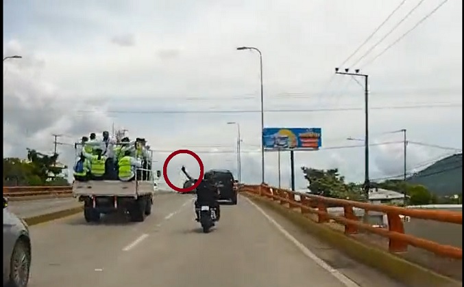 VIDEO | Captan a motociclista que hace señal obscena a un grupo de gestores