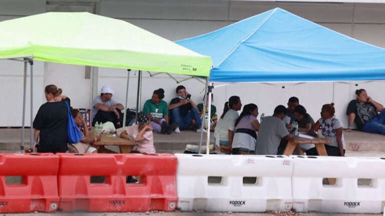 El Gobierno de EE.UU. critica a los gobernadores republicanos de Texas y Florida por enviar solicitantes de asilo a estados liberales