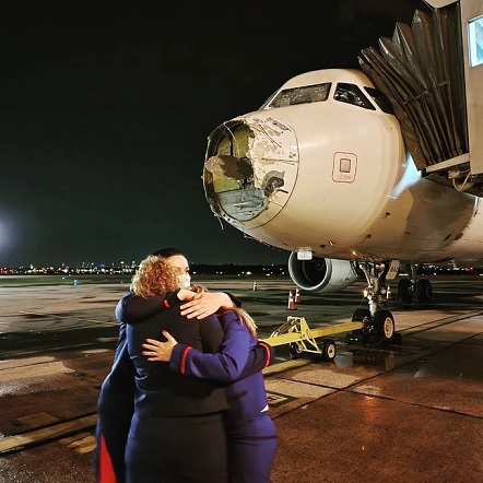 VÍDEOS | Con parabrisas roto, sin motores y nariz destrozada, los pilotos logran aterrizar avión de LATAM en el aeropuerto Foz