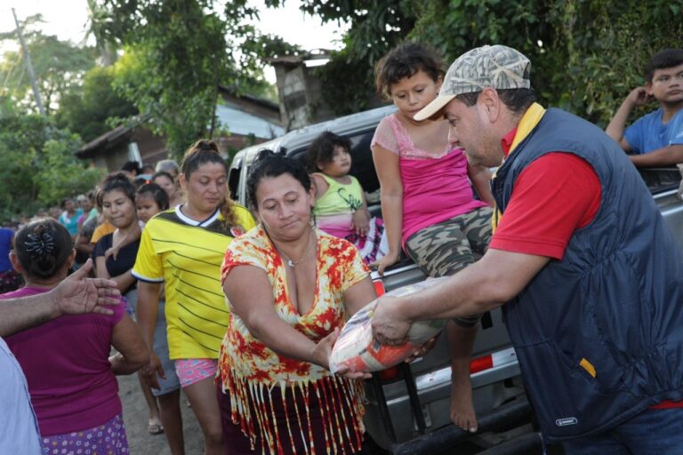 Ministro de Trabajo entrega víveres a familias damnificadas de Puerto Parada