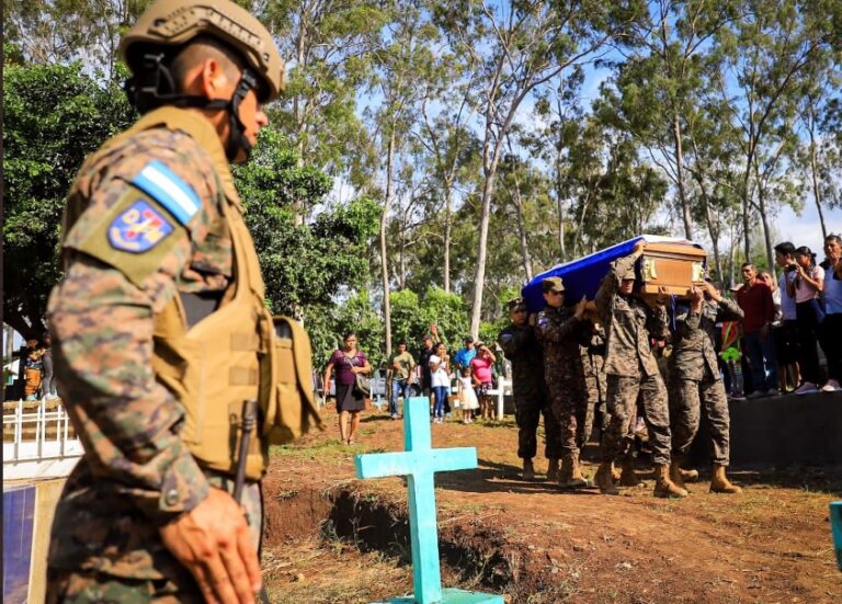 Despiden con honores a cinco infantes de marina fallecidos en Comasagua