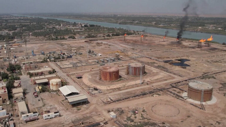 La&nbsp;OPEP&nbsp;y Rusia acuerdan reducir drásticamente la producción de petróleo y mantener así altos los precios mundiales del crudo