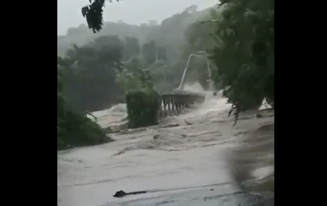 VIDEO / Momento exacto en que río Titihuapa destruye puente que conectaba a Dolores y San Ildefonso