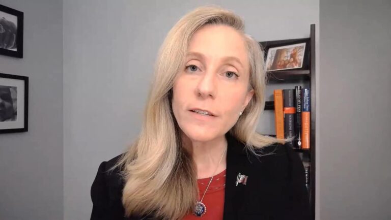 Líderes latinos de Virginia respaldan a tres miembros demócratas del Congreso en ejercicio