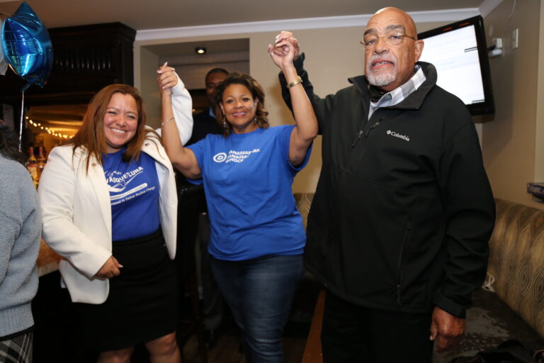 Salvadoreña hace historia como primera concejal latina en alcaldía de Manassas, Virginia