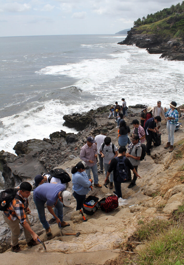 Rocas volcánicas, atractivo visual en las playas de El Salvador