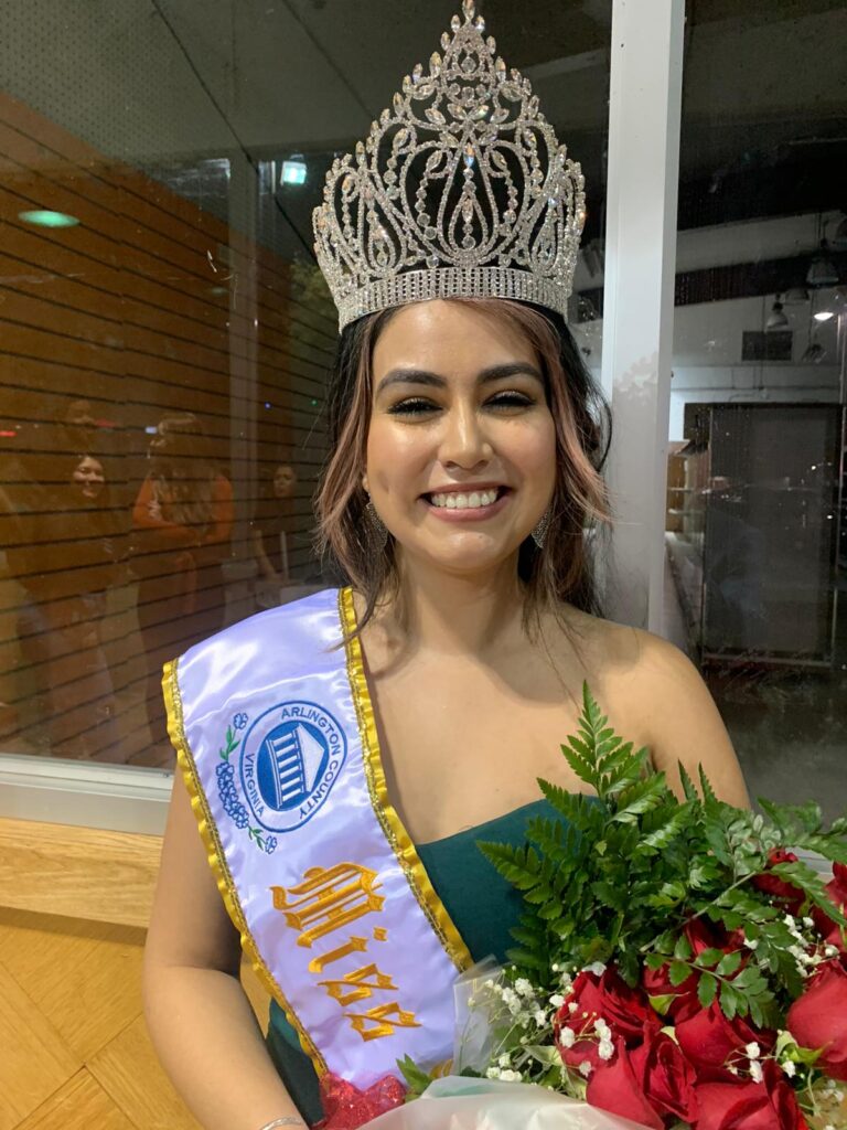 Reina de salvadoreños en Arlington lista para desfilar en carnaval de San Miguel