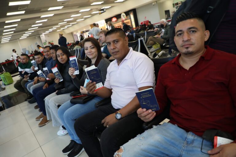 Salvadoreños viajan a Canadá para trabajar de forma ordenada, legal y segura