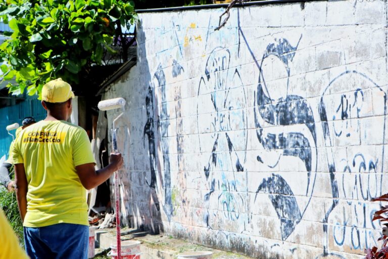 Continúa operativo para borrar grafitis de pandillas