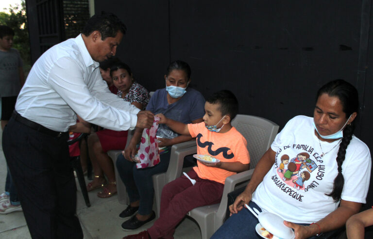 Niños pobres celebran Navidad con piñatas y regalos