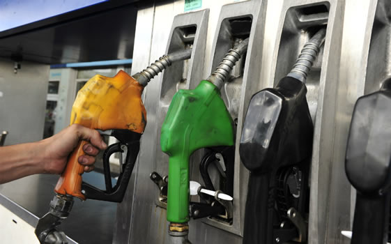 Se reduce el precio de combustibles en El Salvador