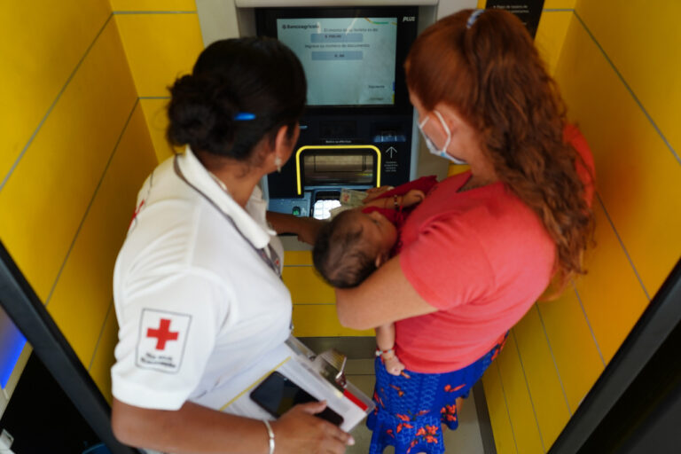 Cruz Roja entrega transferencia de efectivo a más de mil familias afectadas por tormenta Julia