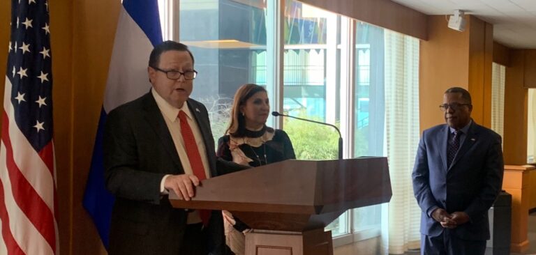 Juramentado nuevo embajador de EE.UU. en El Salvador