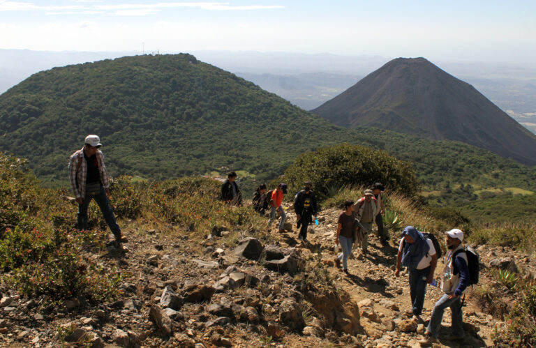 Vulcanólogos prueban equipos de monitoreo de gases, en el Volcán Ilamatepec&nbsp;de Santa Ana