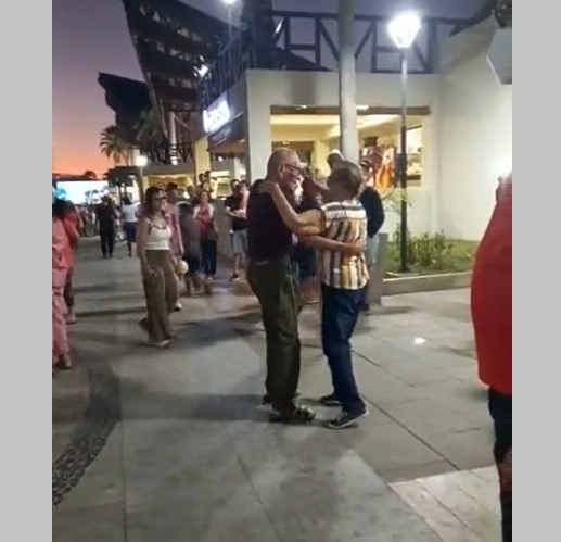 VIDEO | Banda de música de la Fuerza Naval pone a bailar a turistas en Puerto de La Libertad