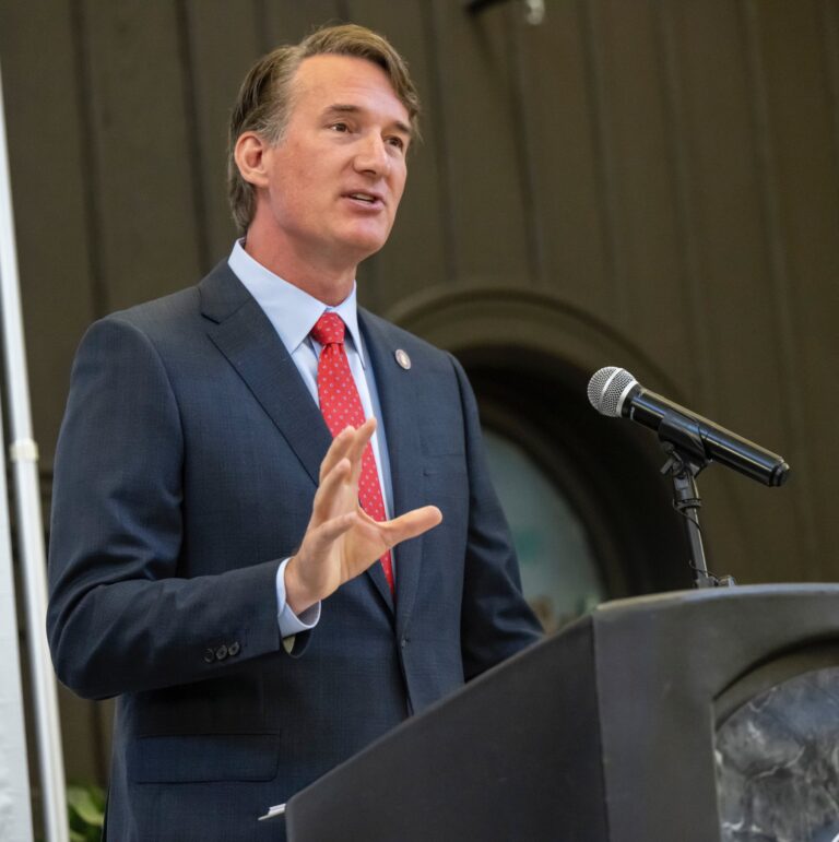 Gobernador de Virginia busca proteger el rendimiento estudiantil