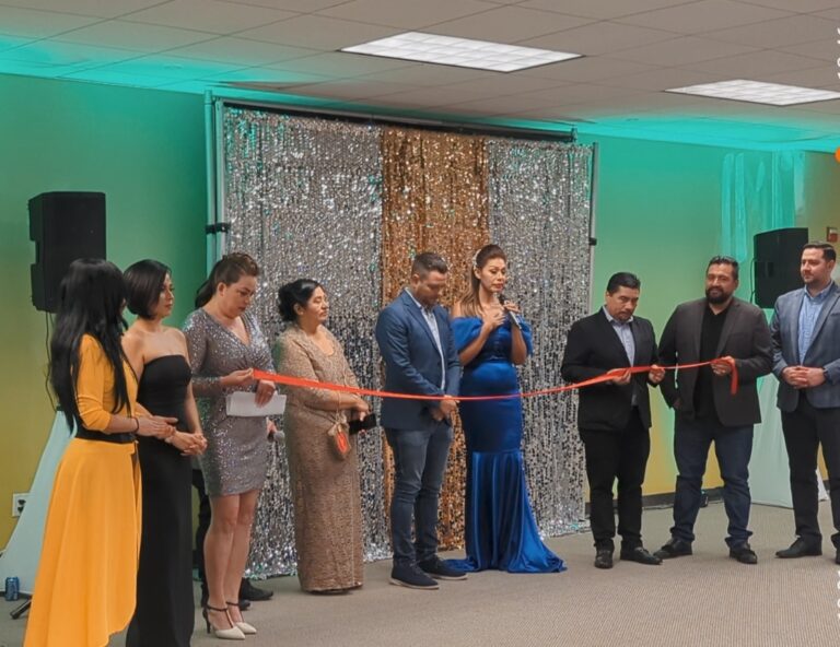 Salvadoreña abre academia de modelaje en Virginia