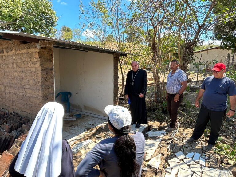 Delegado del papa visita a afectados por sismo en cantón La Danta, de Ahuachapán