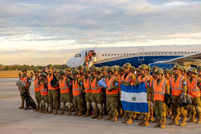 Reciben como héroes a rescatistas salvadoreños que retornaron de Turquía