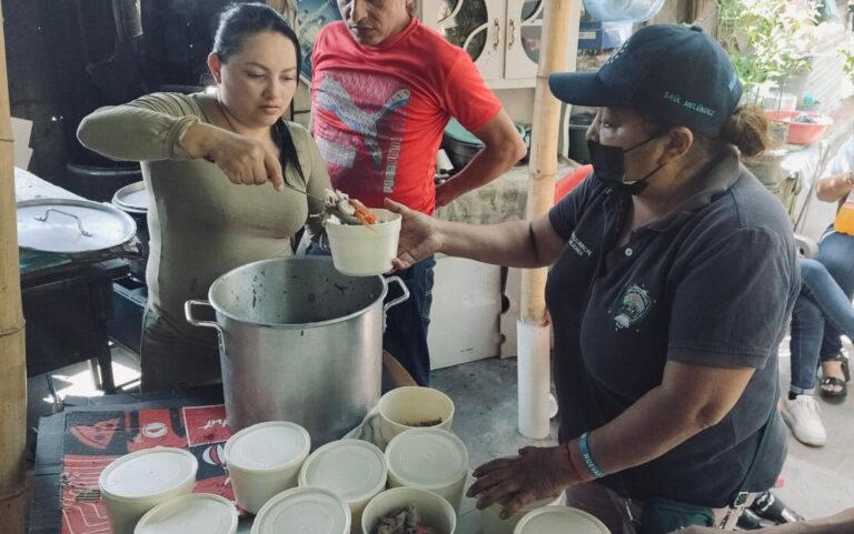 Alcaldía de Mejicanos entrega almuerzos a adultos mayores y niños de comunidad Solidaridad