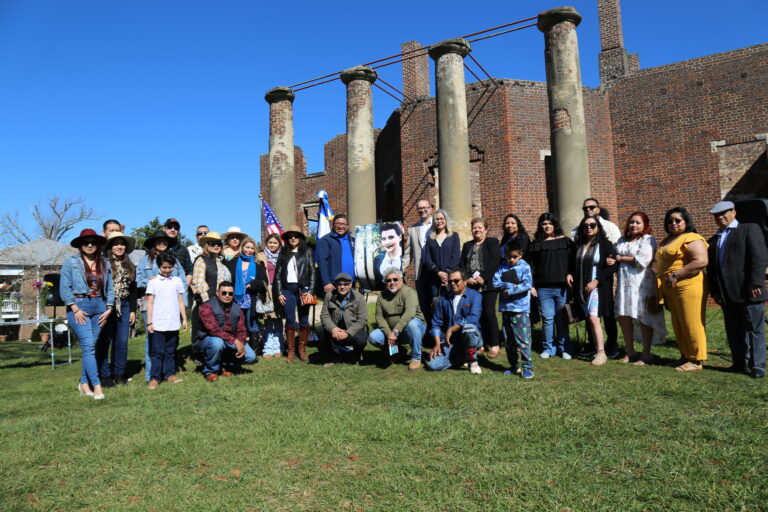 Salvadoreños culminaron celebración del mes internacional de la mujer, con homenaje a Claudia Lars