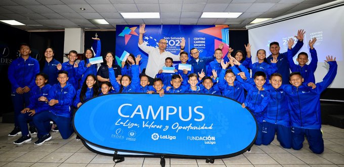 Niños del equipo El Refugio reciben boletos aéreos para viajar a Madrid, España