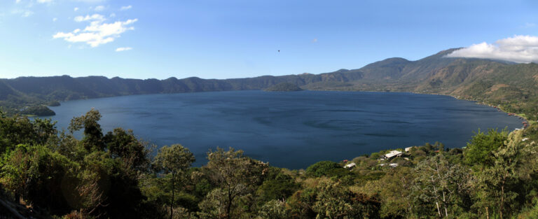 Científicos investigan color turquesa de Lago Coatepeque