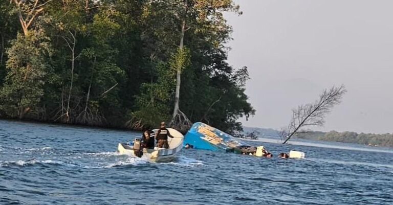 Fuerza Naval rescata a diez personas en desembocadura del río Lempa