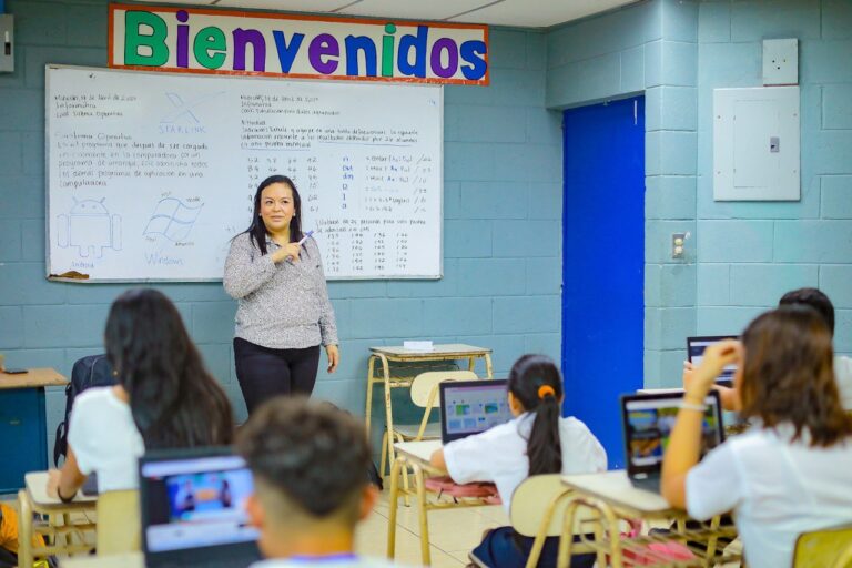 José Urbina: Gobierno adquiere tecnología de Starlink para internet en escuelas