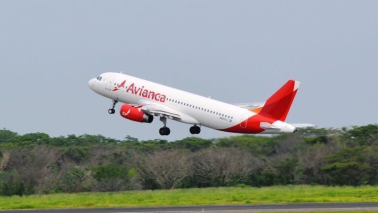 Por denuncia de ministro Rolando Castro, Avianca se compromete a otorgar un vaso con agua gratis